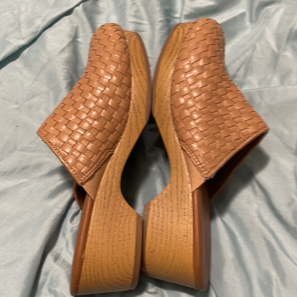 Universal Threads Mules - Picture 3 of 6